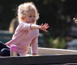 Violet Affleck s'amuse dans un parc de Santa Monica, le 6 novembre 2009