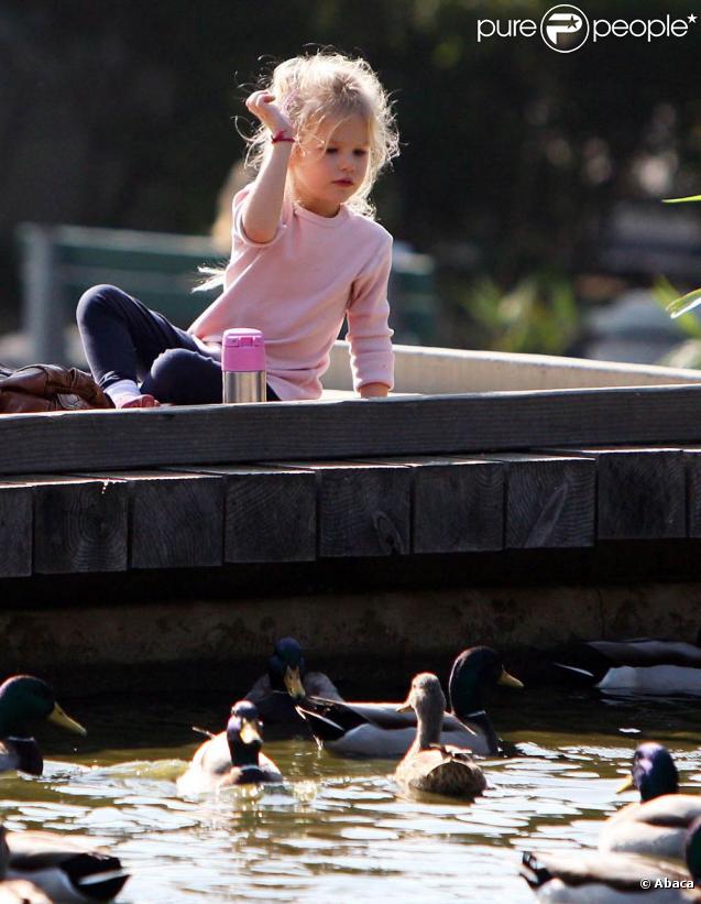 Violet Affleck s'amuse dans un parc de Santa Monica, le 6 novembre 2009