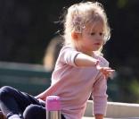 Violet Affleck s'amuse dans un parc de Santa Monica, le 6 novembre 2009
