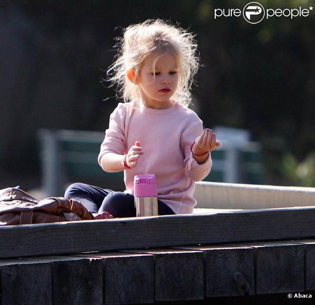 Violet Affleck s'amuse dans un parc de Santa Monica, le 6 novembre 2009