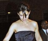 Katie Holmes, habillée par Lanvin, allant dîner le 8 novembre 2009 à New York, elle prend garde à chacun de ses pas 