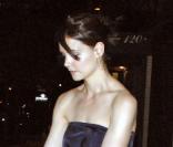 Katie Holmes, habillée par Lanvin, allant dîner le 8 novembre 2009 à New York, une robe et un portable suffisent ! 