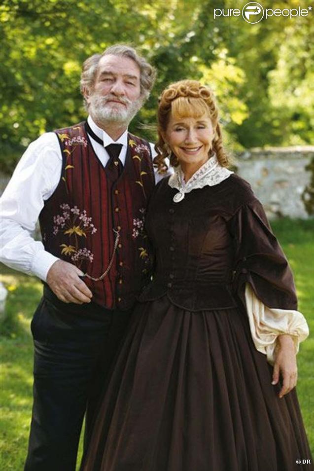 Eddy Mitchell et Marie-Anne Chazel dans la série  Au siècle de Maupassant : Contes et nouvelles du XIXe siècle . 