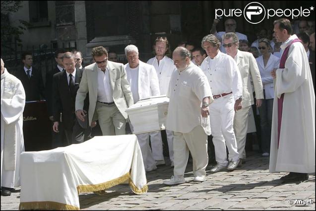 Exclusif : Eddie Mitchell, Johnny Hallyday, Olivier de Kersauson, Stéphane Collaro et Carlos aux obsèques d'Eddie Barclay, le 18 mai 2005. 