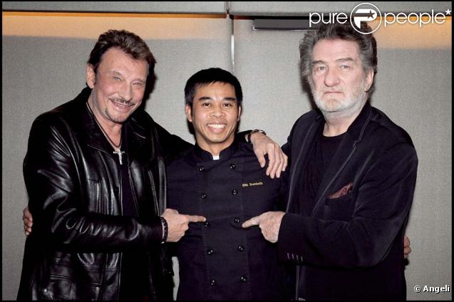 Exclusif : Eddie Mitchell, Oth Sombath et Johnny Hallyday pour l'ouverture du restaurant asiatique d'Eddie Mitchell,  Le Oth Sombath , à paris. Le 5 mars 2009. 