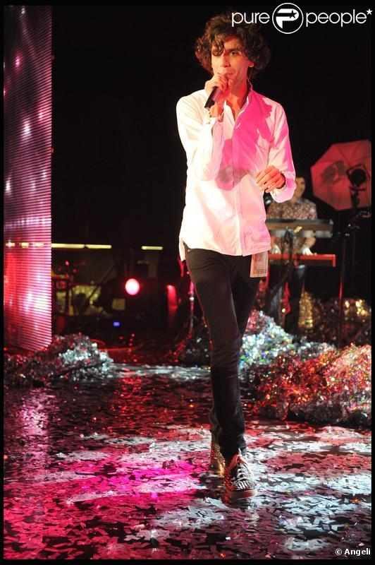 Mika sur la scène d'un show TV à Milan le 9 novembre 2009