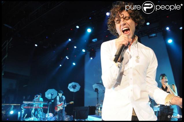 Mika sur la scène d'un show TV à Milan le 9 novembre 2009