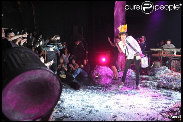 Mika sur la scène d'un show TV à Milan le 9 novembre 2009