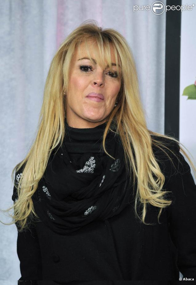 Dina Lohan, la maman de Lindsay Lohan, fait des révélations choc sur une relation qu'aurait entrenue sa fille avec l'acteur décédé Heath Ledger.