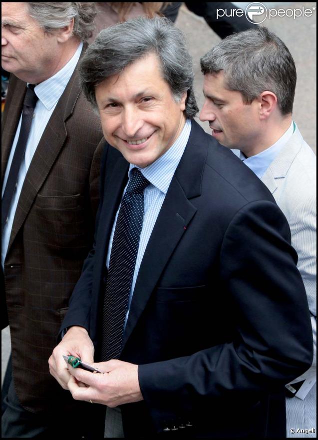 Patrick de Carolis se coupe l'herbe sous le pied à la foire du Livre de Brive, le 7 novembre 2009.