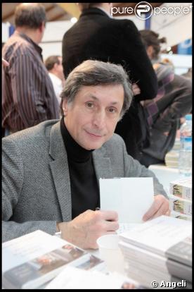 Patrick de Carolis se coupe l'herbe sous le pied à la foire du Livre de Brive, le 7 novembre 2009.