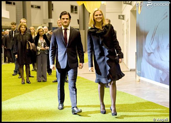 La princesse Madeleine de Suède et son frère le prince Carl Philip arrivent au gala de remise du Guldbollen à Zlatan Ibrahimovic, à Malmö, le 9 novembre 2009