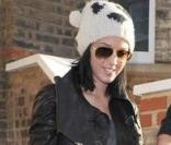 Katy Perry vous donne un avant-goût de Noël avec son bonnet et ses chaussettes hautes. So cute... 