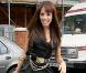 Jade Ewen des Sugababes version bling-bling mais pas too much. Le détail qui tue ? la triple chaîne
