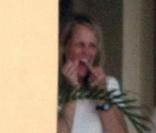 Helen Hunt en vacances au Mexique le 25 octobre 2009 avec son compagnon Matthew Carnahan, en pleine session de nettoyage de dents<br />