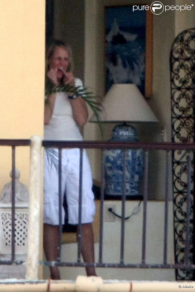 Helen Hunt en vacances au Mexique le 25 octobre 2009 avec son compagnon Matthew Carnahan, en pleine session de nettoyage de dents 