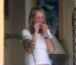 Helen Hunt en vacances au Mexique le 25 octobre 2009 avec son compagnon Matthew Carnahan, en pleine session de nettoyage de dents<br />