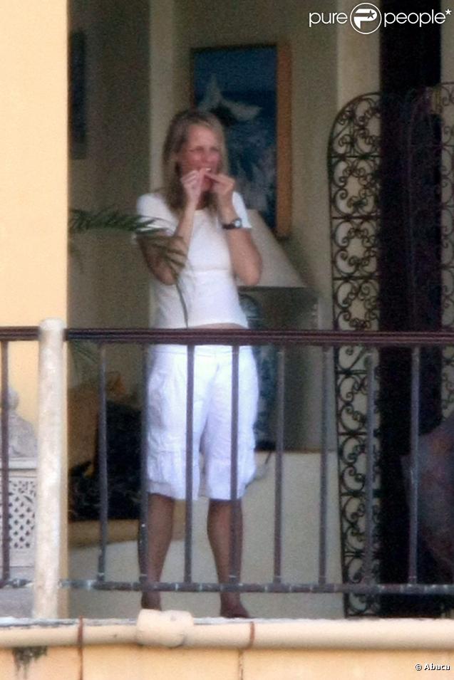 Helen Hunt en vacances au Mexique le 25 octobre 2009 avec son compagnon Matthew Carnahan, en pleine session de nettoyage de dents 