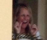 Helen Hunt, en vacances avec son chéri : elle passe son temps à se nettoyer... les dents ! La preuve !