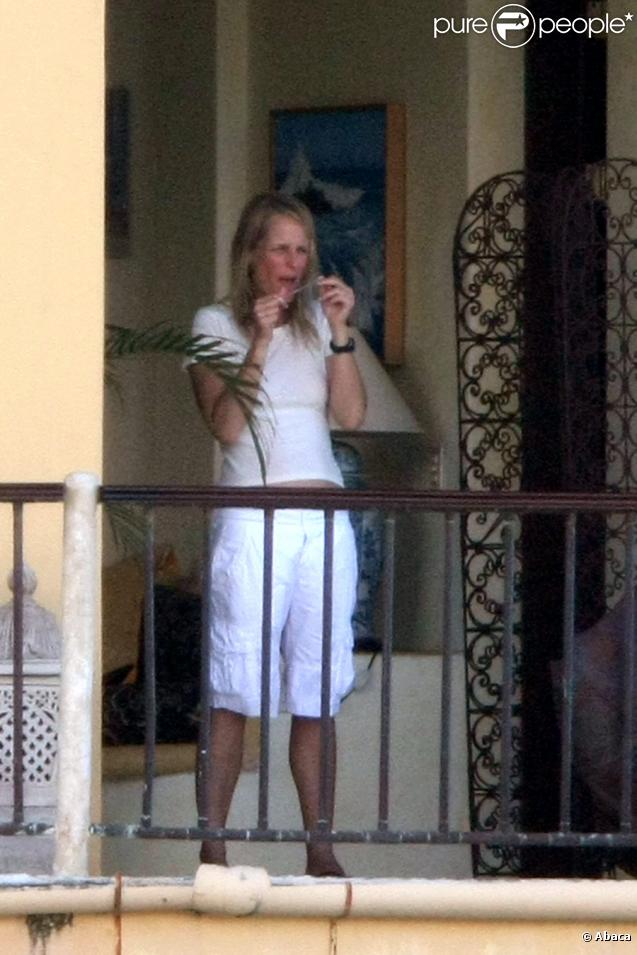 Helen Hunt en vacances au Mexique le 25 octobre 2009 avec son compagnon Matthew Carnahan, en pleine session de nettoyage de dents 