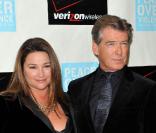 Journaliste et présentatrice télé, Kelly Shaye Smith aura finalement décroché la lune en se mariant avec... James Bond ! Aujourd\'hui Pierce Brosnan est toujours fou amoureux de son épouse !<br />