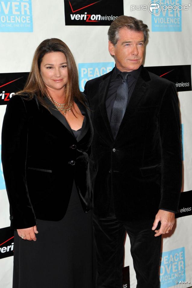 Journaliste et présentatrice télé, Kelly Shaye Smith aura finalement décroché la lune en se mariant avec... James Bond ! Aujourd'hui Pierce Brosnan est toujours fou amoureux de son épouse ! 