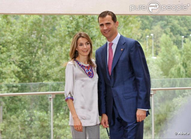  C'est lors d'un dîner que la vie de la journaliste espagnole a finalement basculé. En 2003 Letizia Ortiz, une jolie jeune femme de 27 ans croise le chemin du prince Felipe d'Espagne. En 2004, elle devient alors Princesse des Asturies. 
 