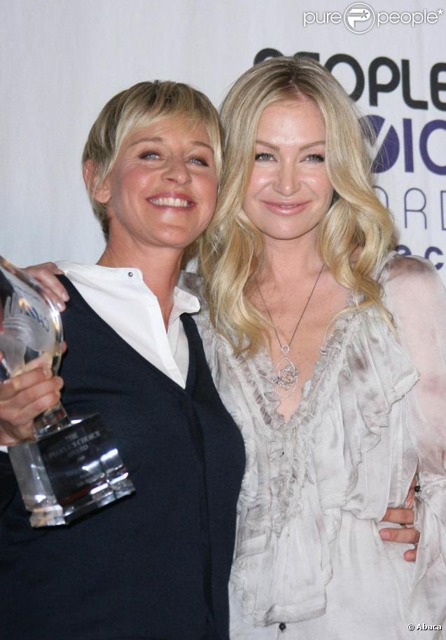  Rencontrées lors d'une séance photo, la présentatrice Ellen DeGeneres et la sublime actrice Portia De Rossi ne veulent plus se quitter. Si Portia joue bien la comédie, avec Ellen c'est pour de vrai ! 