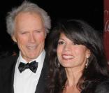 Lors d'une interview pour le film Unforgiven en 1992, Clint Eastwood n'a pas fait que répondre aux questions de la journaliste Dina Ruiz... L'excellent acteur ne résiste pas longtemps aux charmes de la jolie journaliste ! 