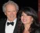 Lors d'une interview pour le film Unforgiven en 1992, Clint Eastwood n'a pas fait que répondre aux questions de la journaliste Dina Ruiz... L'excellent acteur ne résiste pas longtemps aux charmes de la jolie journaliste ! 