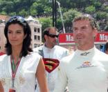  Les journalistes arrivent facilement à franchir la ligne d'arrivée dans le coeur des pilotes de Formule 1... Karen a eu raison de quitter les plateaux télé pour les circuits... Car avec le pilote anglais David Coulthard, ça roule ! 