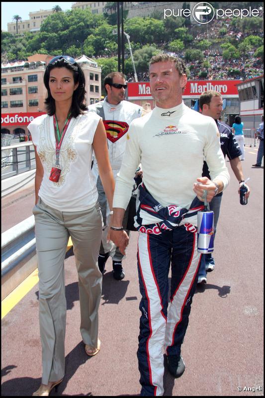  Les journalistes arrivent facilement à franchir la ligne d'arrivée dans le coeur des pilotes de Formule 1... Karen a eu raison de quitter les plateaux télé pour les circuits... Car avec le pilote anglais David Coulthard, ça roule ! 