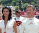  Les journalistes arrivent facilement à franchir la ligne d'arrivée dans le coeur des pilotes de Formule 1... Karen a eu raison de quitter les plateaux télé pour les circuits... Car avec le pilote anglais David Coulthard, ça roule ! 