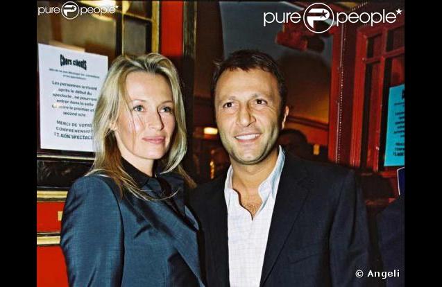 Arthur avait eu du mal à résister aux charmes de la jolie Estelle Lefébure en 2001. Mais cette belle histoire d'amour entre l'animateur et le top s'est finalement soldée par un divorce en 2008... triste chute, non ? 