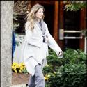 EXCLU : Gisele Bündchen affronte le froid en protégeant... son beau ventre de future maman !