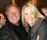 Estelle Lefébure et Yves Rénier lors de l'avant-première le 9 novembre 2009 du téléfilm de TF1, Otages