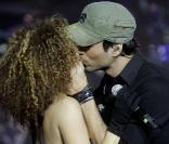 Enrique Iglesias a les mains TRES baladeuses... devant Paulina Rubio toujours craquante !