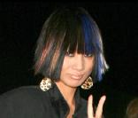 Bai Ling : cheveux multicolores et look des cavernes... Rien ne l'arrête !
