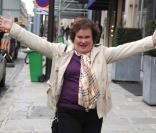 Susan Boyle éclate de joie à la sortie de l'hôtel de Sers à Paris, le 16 novembre 2009.
