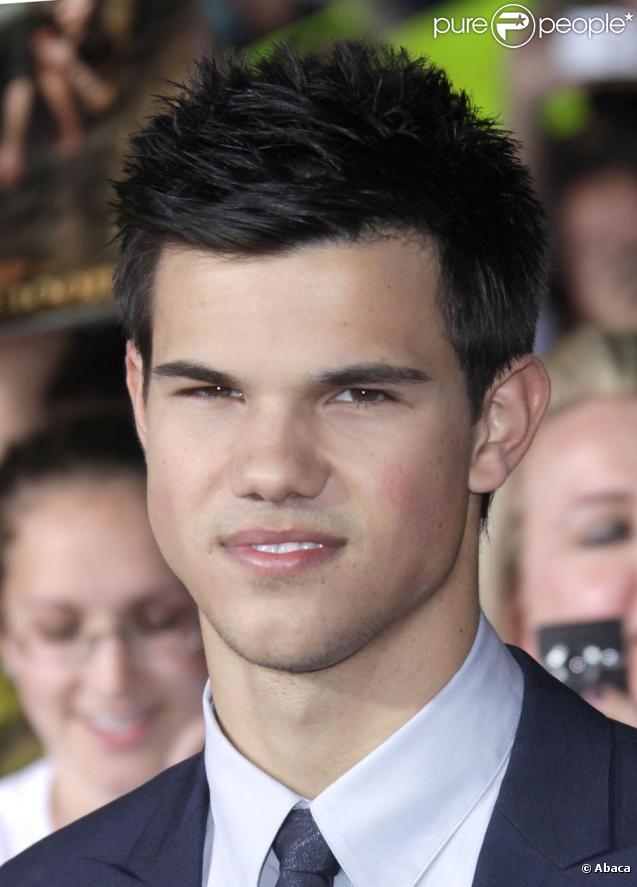 Taylor Lautner, lors de l'avant-première de  Twilight 2 - Tentation , qui s'est tenue au Graumann's Chinese Theatre, à Los Angeles, le 16 novembre 2009.