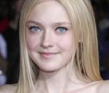 La mignonne Dakota Fanning, lors de l'avant-première de  Twilight 2 - Tentation , qui s'est tenue au Graumann's Chinese Theatre, à Los Angeles, le 16 novembre 2009.