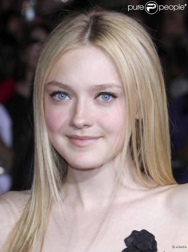 La mignonne Dakota Fanning, lors de l'avant-première de  Twilight 2 - Tentation , qui s'est tenue au Graumann's Chinese Theatre, à Los Angeles, le 16 novembre 2009.