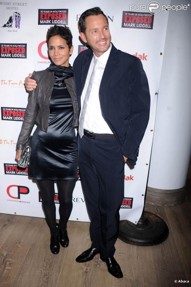Halle Berry et Mark Liddell lors de la soirée de charité :  An Evening of Awareness,  le 16 novembre 2009 à New York 