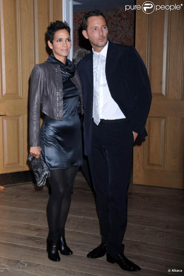 Halle Berry et Mark Liddell lors de la soirée de charité :  An Evening of Awareness,  le 16 novembre 2009 à New York 