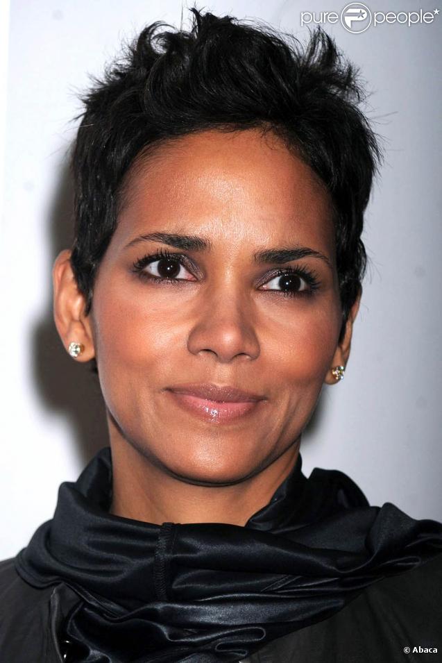Halle Berry lors de la soirée de charité :  An Evening of Awareness,  le 16 novembre 2009 à New York 