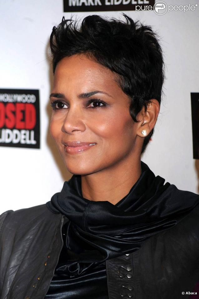 Halle Berry lors de la soirée de charité :  An Evening of Awareness,  le 16 novembre 2009 à New York 