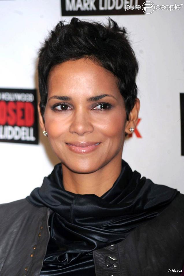 Halle Berry lors de la soirée de charité :  An Evening of Awareness,  le 16 novembre 2009 à New York 