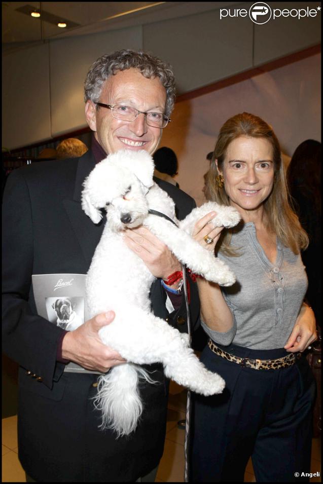 Nelson Monfort avec sa femme et son woofy qui ressemble à un caniche au Gala de la Truffe, chez Lancel, le 16/11/09