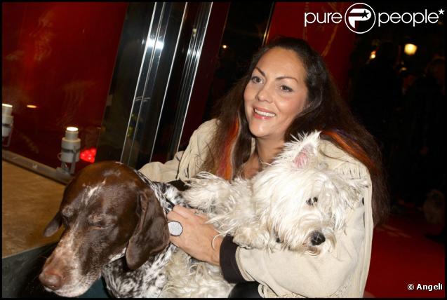 Hermine de Clermont-Tonnerre avec Woofy et Woofa au Gala de la Truffe, chez Lancel, le 16/11/09