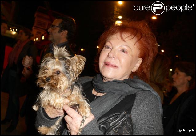 Régine et son Woofy qui a une houpette sur sa tête au Gala de la Truffe, chez Lancel, le 16/11/09